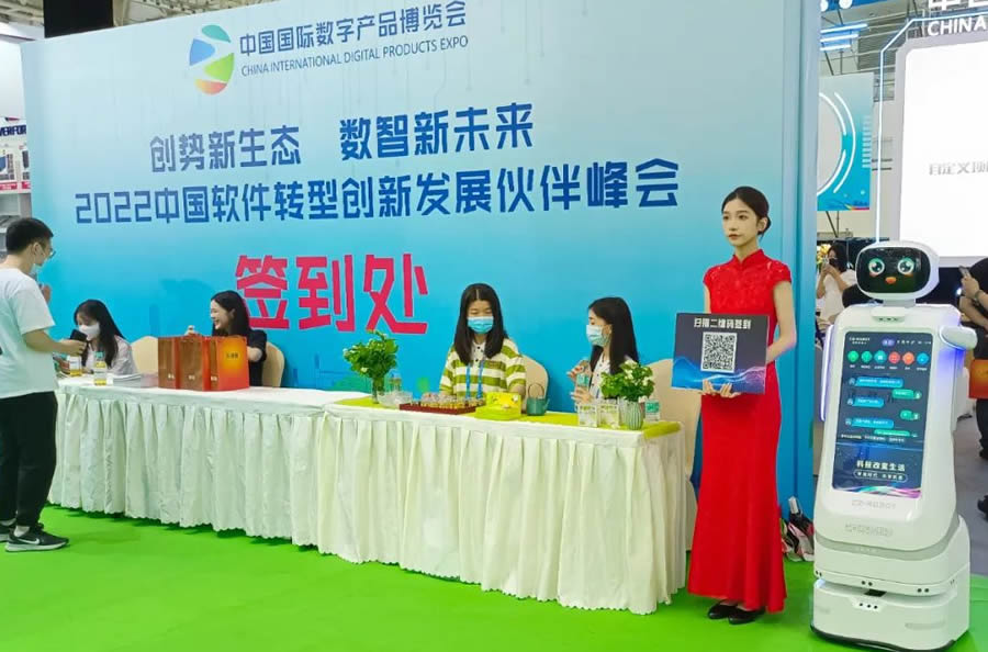 創(chuàng  )澤大屏服務(wù)機器人數博會(huì )迎賓